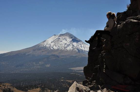 De camarote, em rochedo do Izta, admirando o maravilhoso vulcão Popo, perto de Amecameca, na região central do México